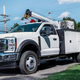 Una Ford Super Duty, con las ruedas traseras dobles opuestas entre sí. La “cara” de la rueda trasera más externa que puede ver es solo el otro lado de la rueda delantera.